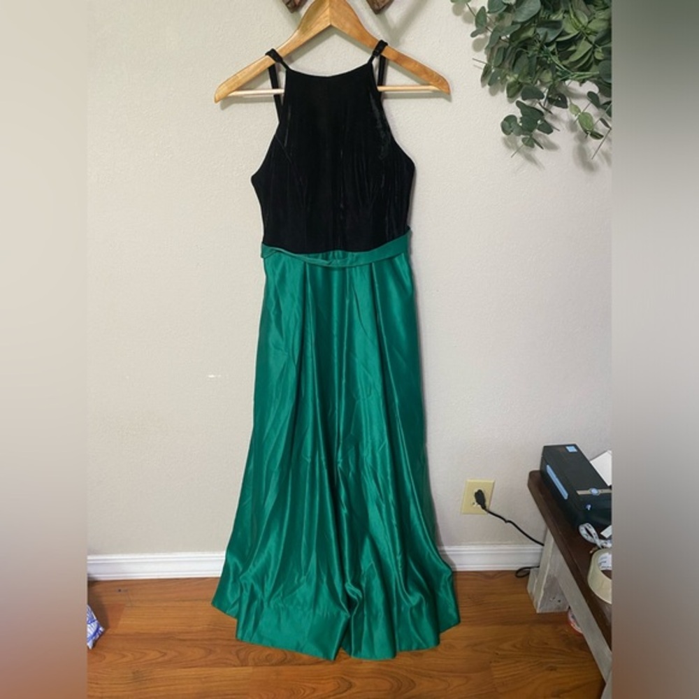 CITY VIBE black and green velvet and satin sleeveless maxi gown festive size 7